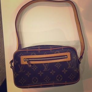 Used lightly Real little Louis Vuitton purse.